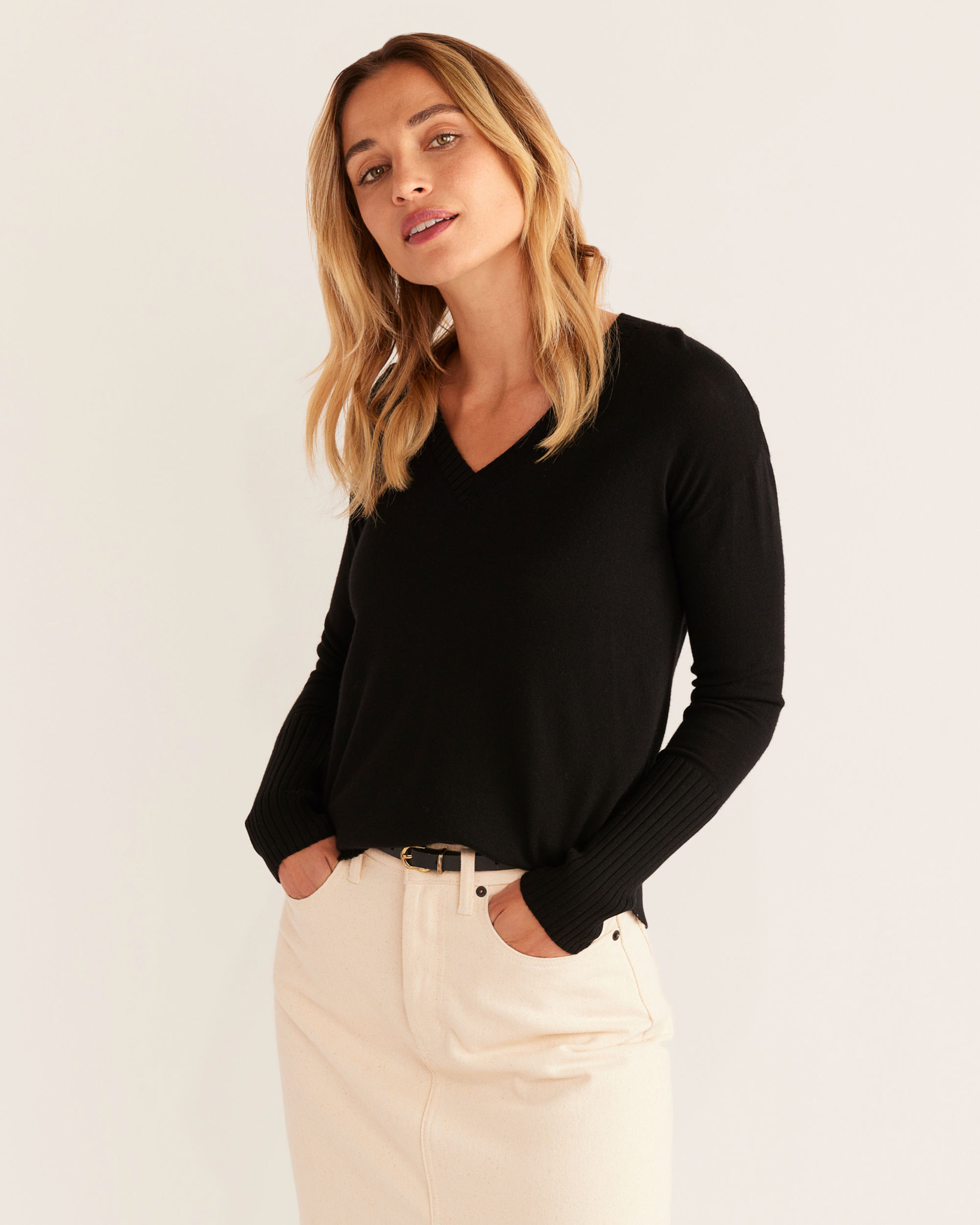 WOMEN'S MERINO V-NECK SWEATER