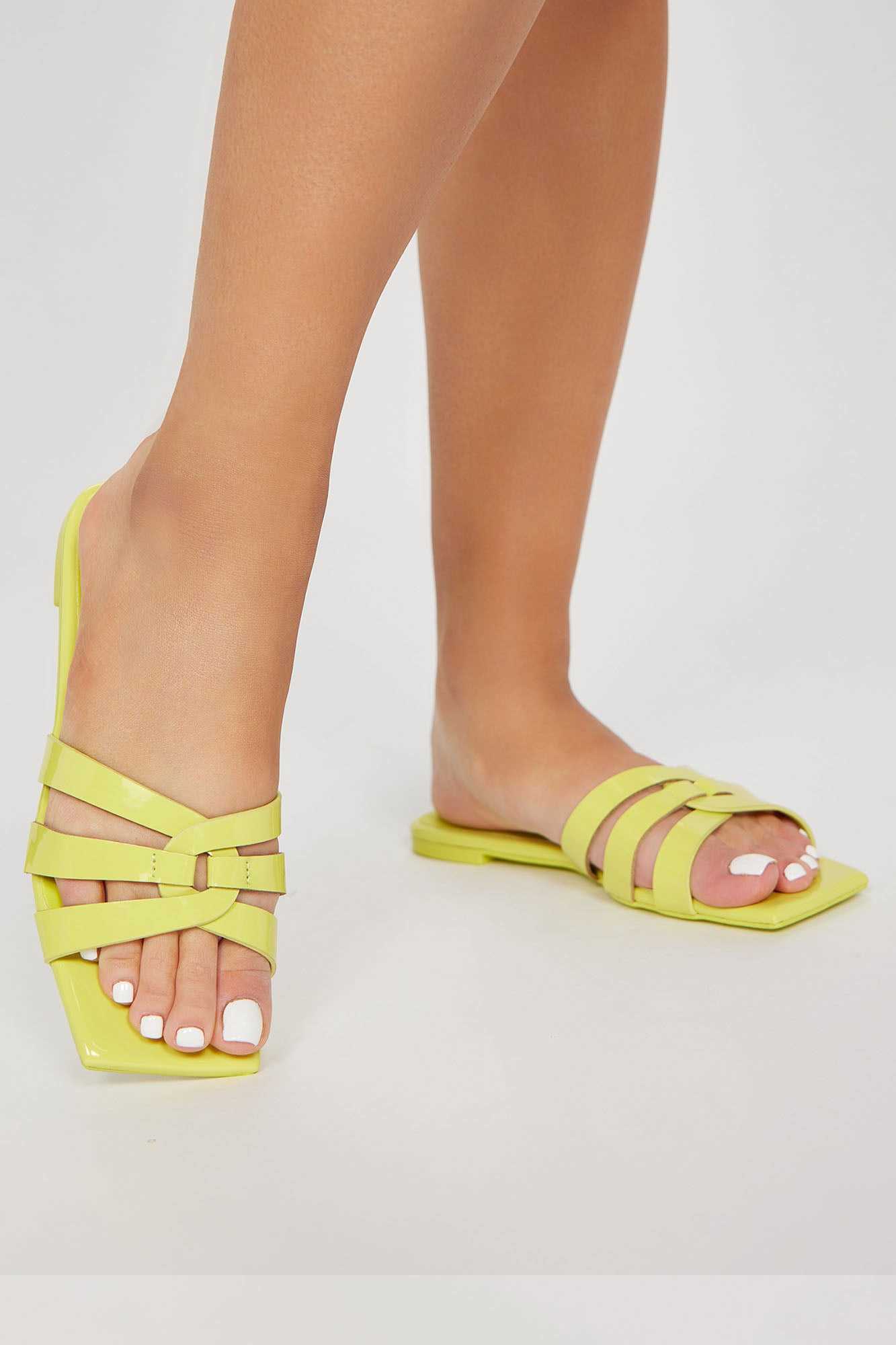 Just Daydreaming Flat Sandals   Lime