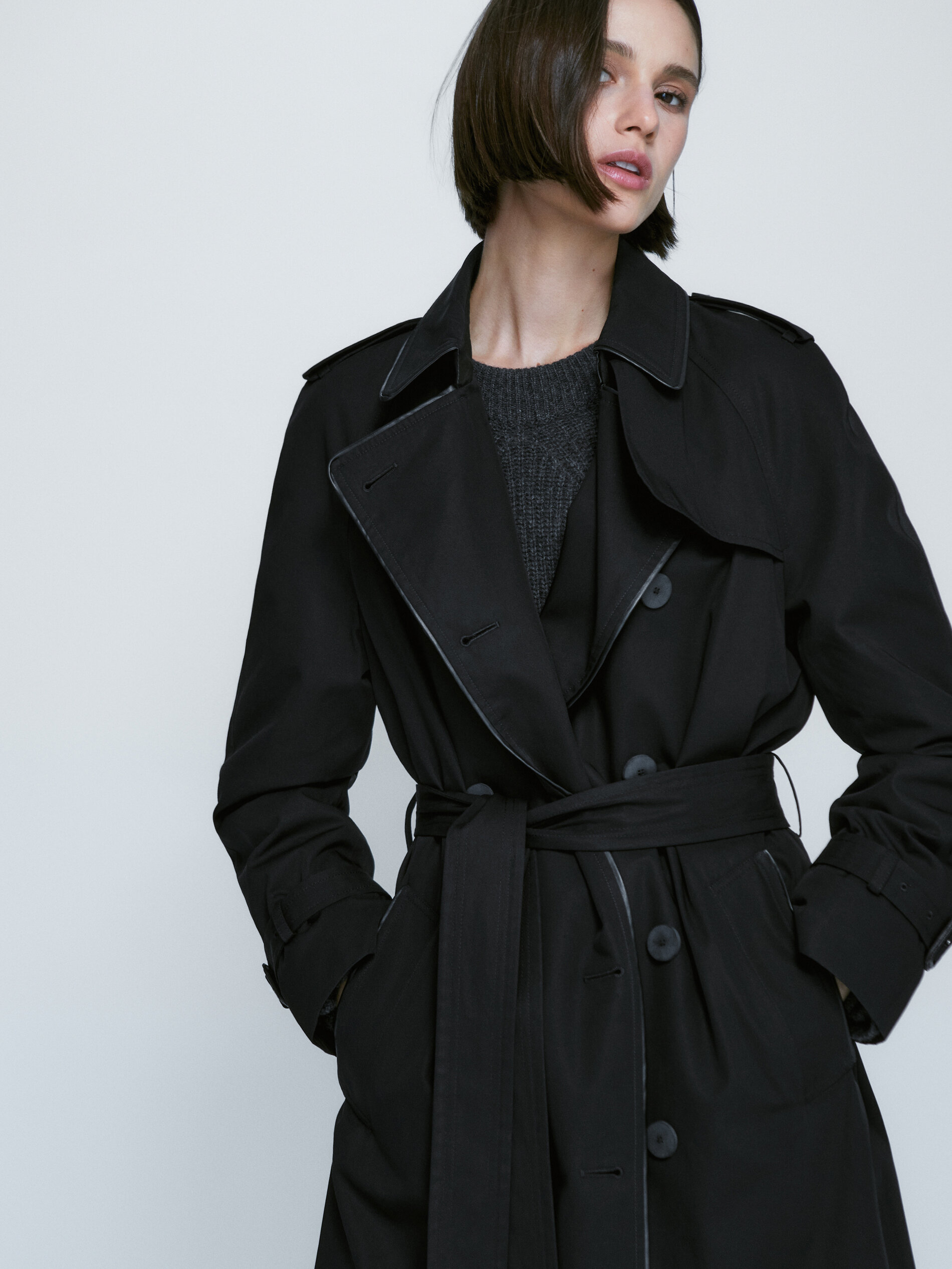 Gabardina detalle vivo - NEGRO