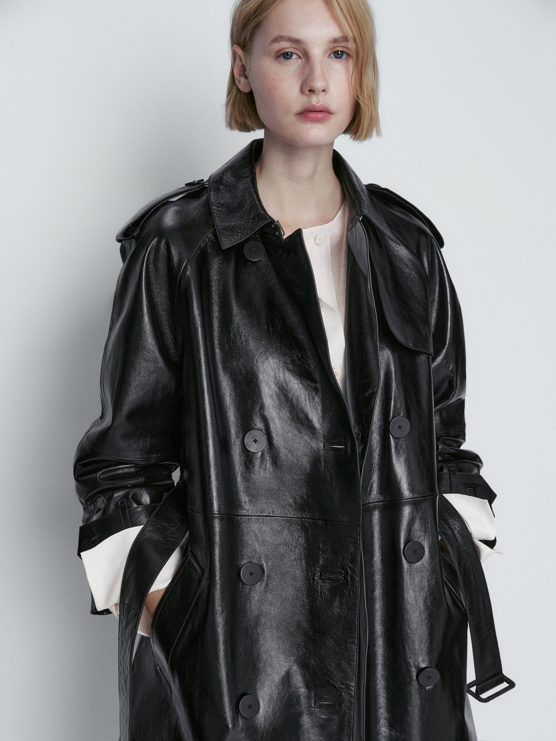 Chaqueta trench piel acabado charol - NEGRO