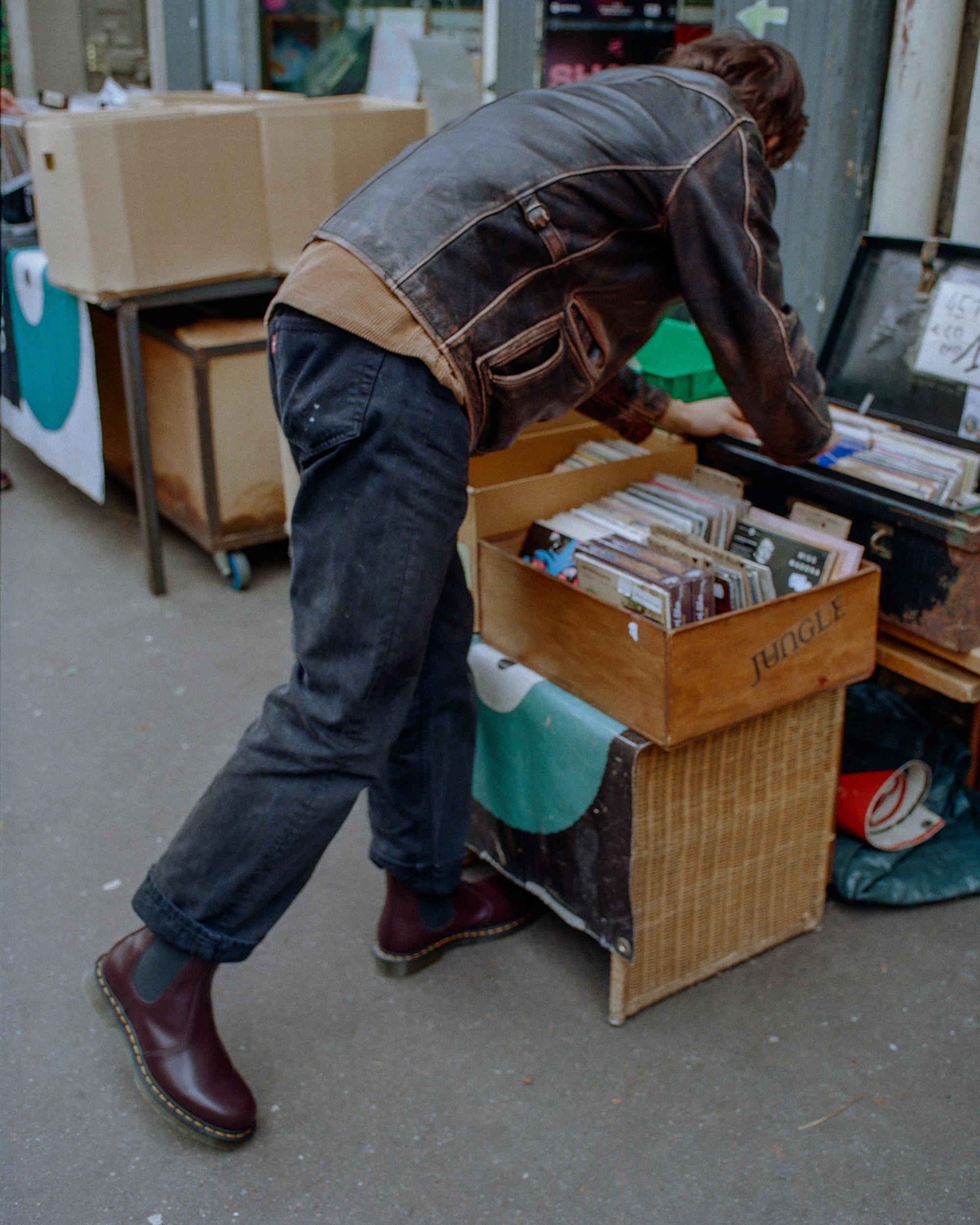 2976 Yellow Stitch Smooth Leather Chelsea Boots